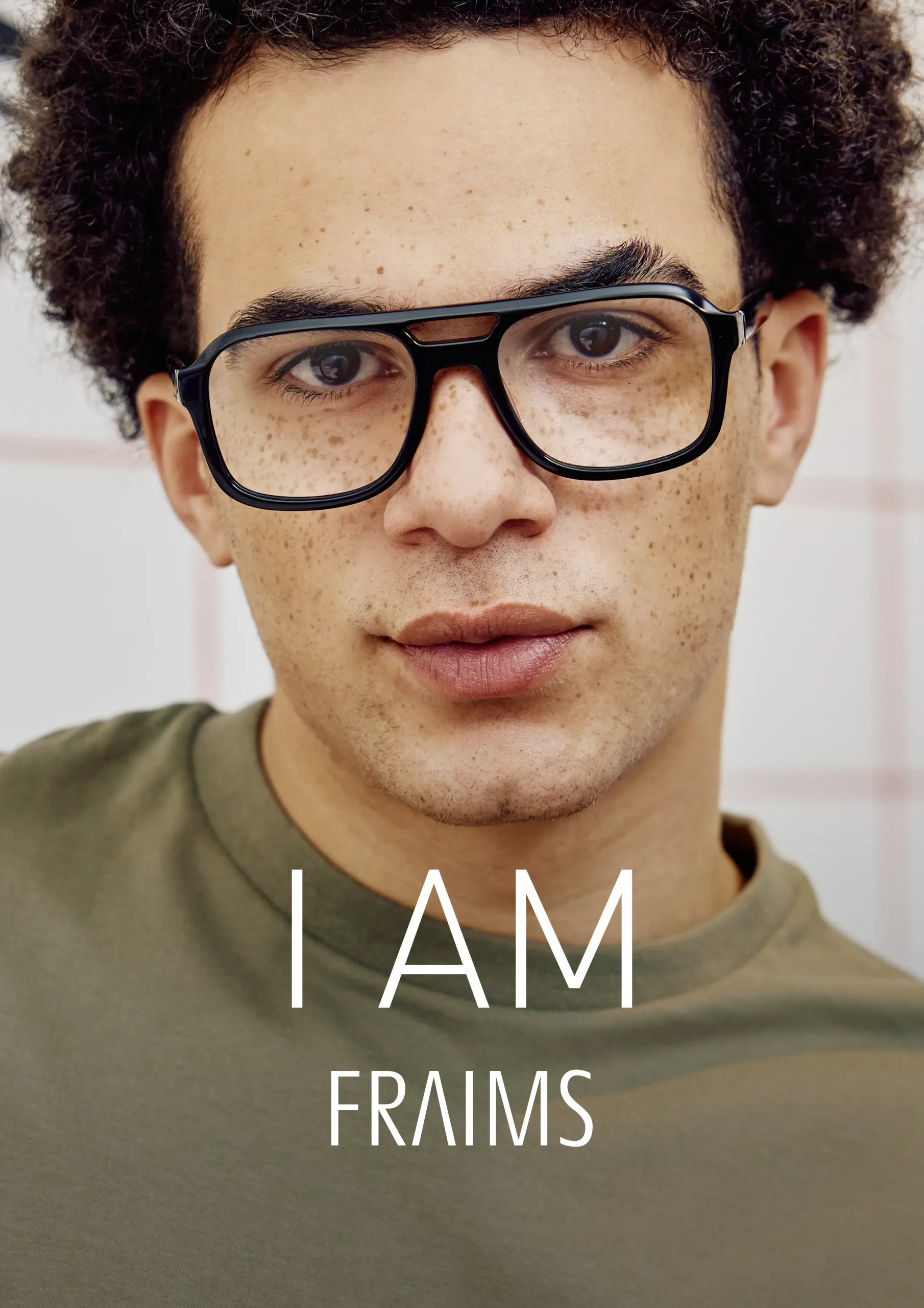 I AM FRAIMS Person mit Brillenfassung